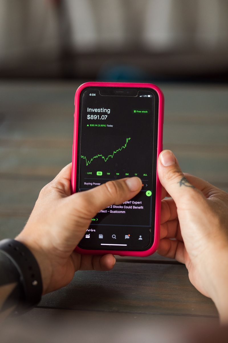 Share the gift of simpler splitting. Give a friend or family member a prepaid year of SplitWise so their shared expenses stay organized from day one